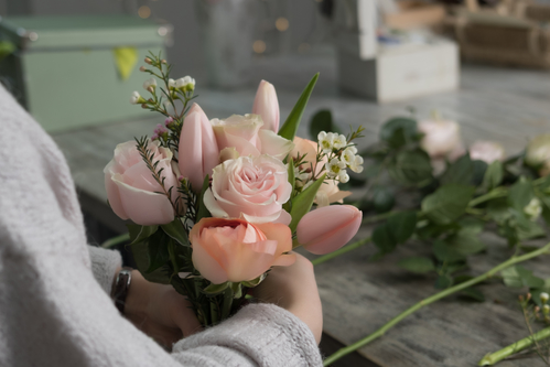The florist girl packs a bouquet